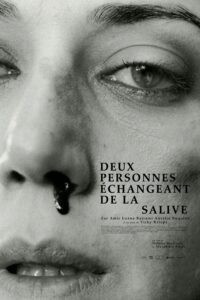 Deux personnes échangeant de la salive