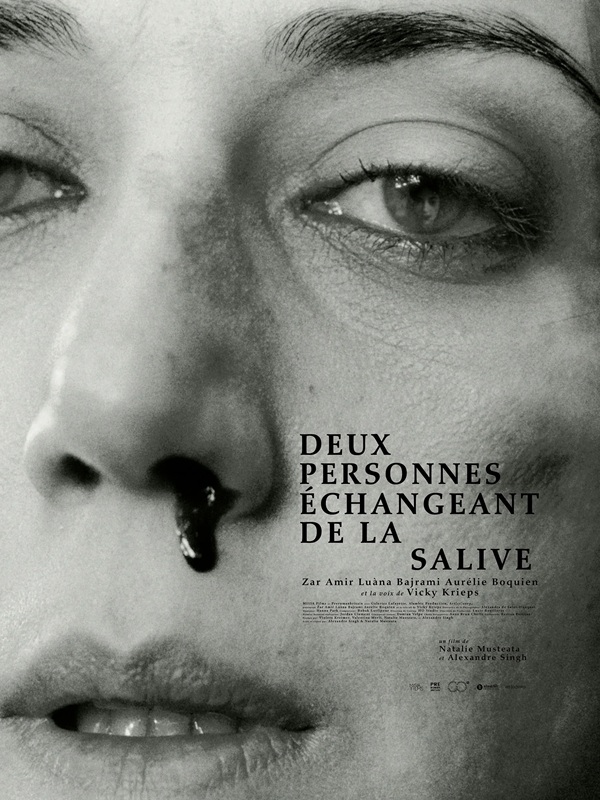 Deux personnes échangeant de la salive