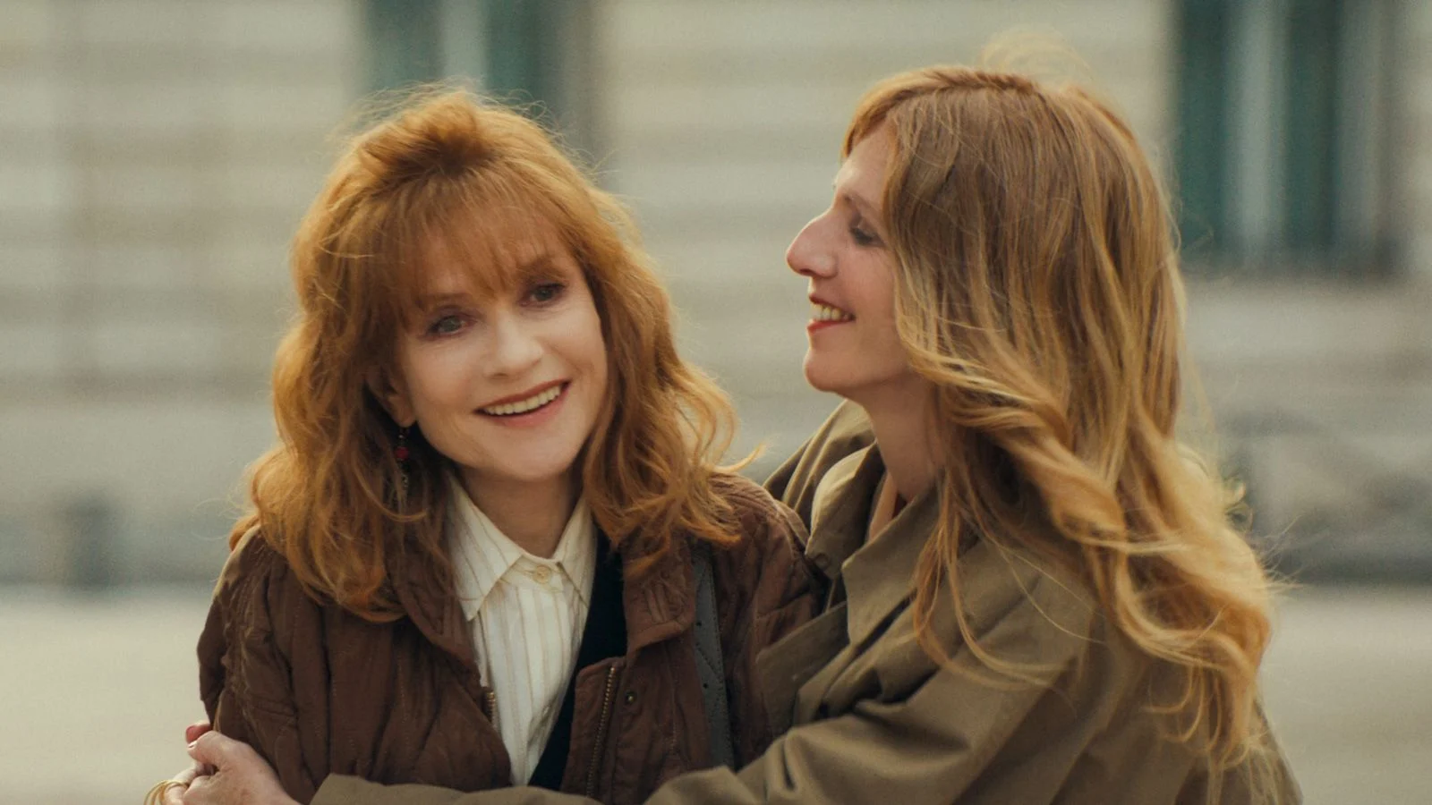 Photo du film Ni vue ni connue, avec Isabelle Huppert et Sandrine Kiberlain Photo du film Ni vue ni connue, avec Isabelle Huppert et Sandrine Kiberlain